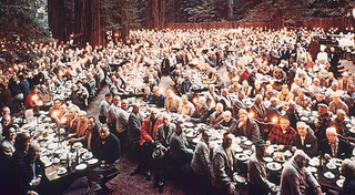 Illustration for article titled Hay un club secreto en un bosque de California donde cada año se reúnen algunos de los hombres más poderosos del planeta